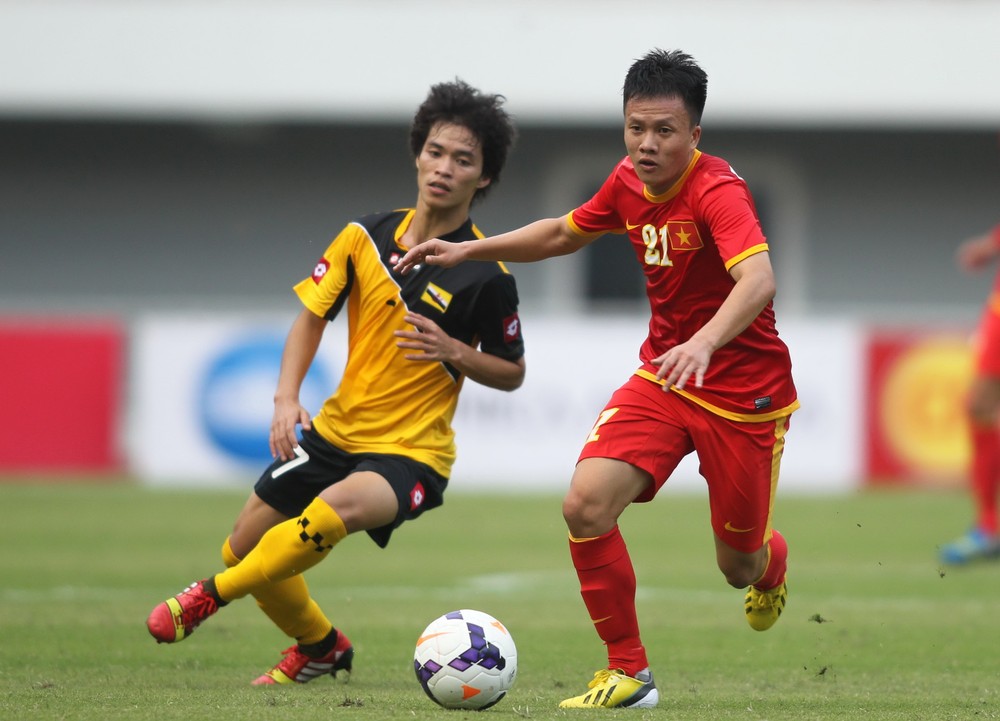 Manh Dung (21) passes Brunei defender. (Photo: SGGP)
